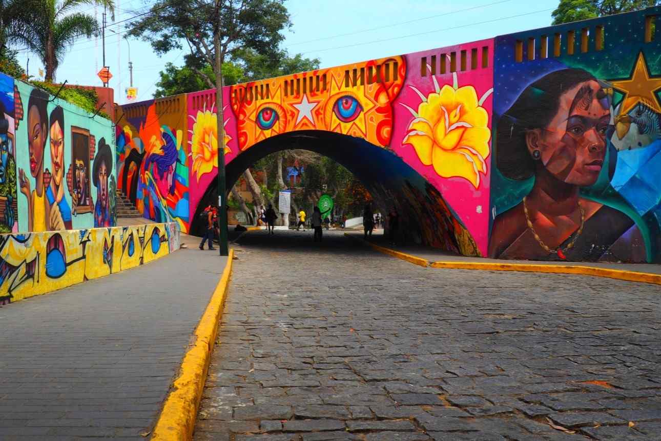 barranco lima murales arte bohemio arquitectura colonial