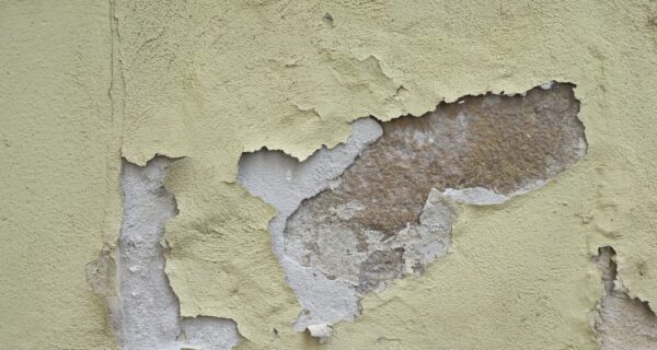 ¿Por qué aparece humedad en las paredes? Causas y soluciones