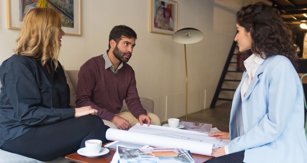 Arquitecto revisando planos según el reglamento nacional de edificaciones